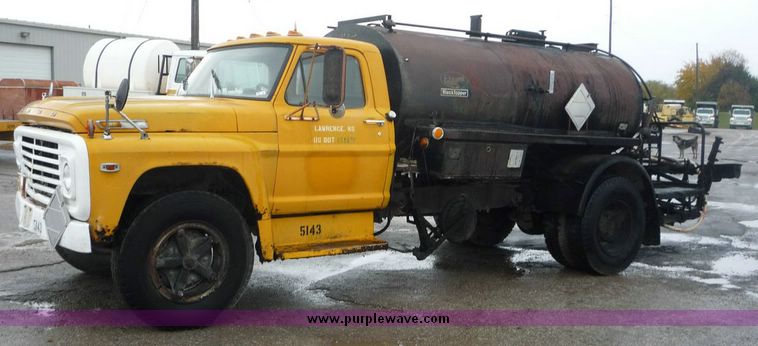 1971 Ford F750 asphalt applicator - 6867