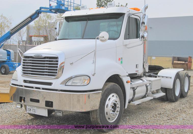 2005 Freightliner CL120ST tandem axle truck tractor - 6032