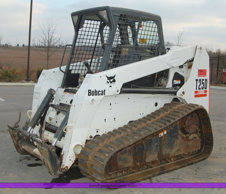 2005 Bobcat T250 compact track loader - 6035