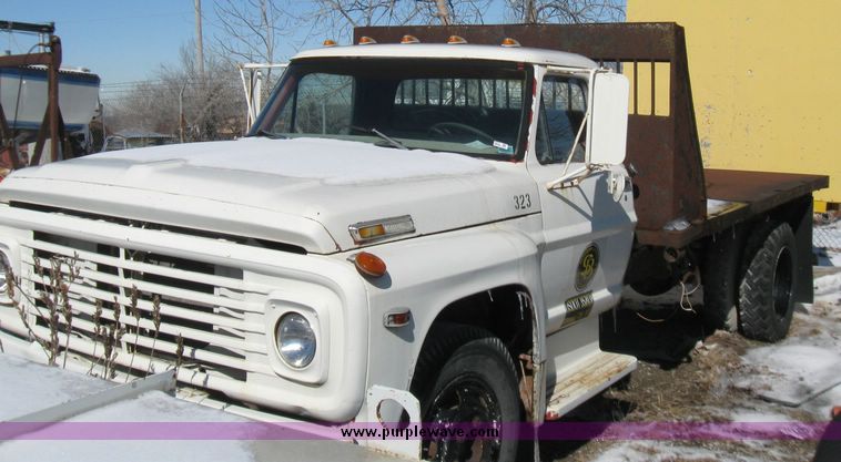 1970 Ford 600 flatbed truck - 5313