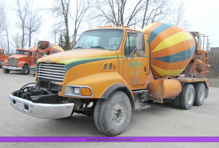 1996 Ford Louisville tandem axle concrete truck - 3038