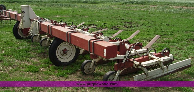 1990 WIC 2500 8 row cultivator - 7346