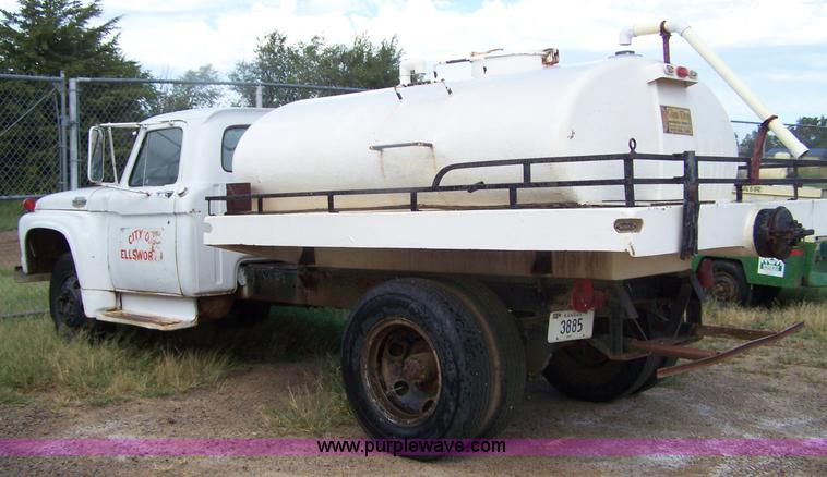 1963 Ford F600 water truck - 9283