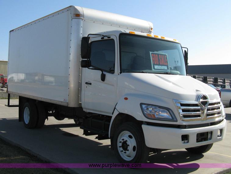 2007 Hino 185 box truck - 8068