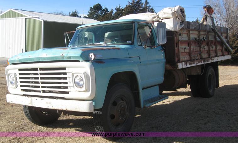 1967 Ford 600 grain truck - 3247