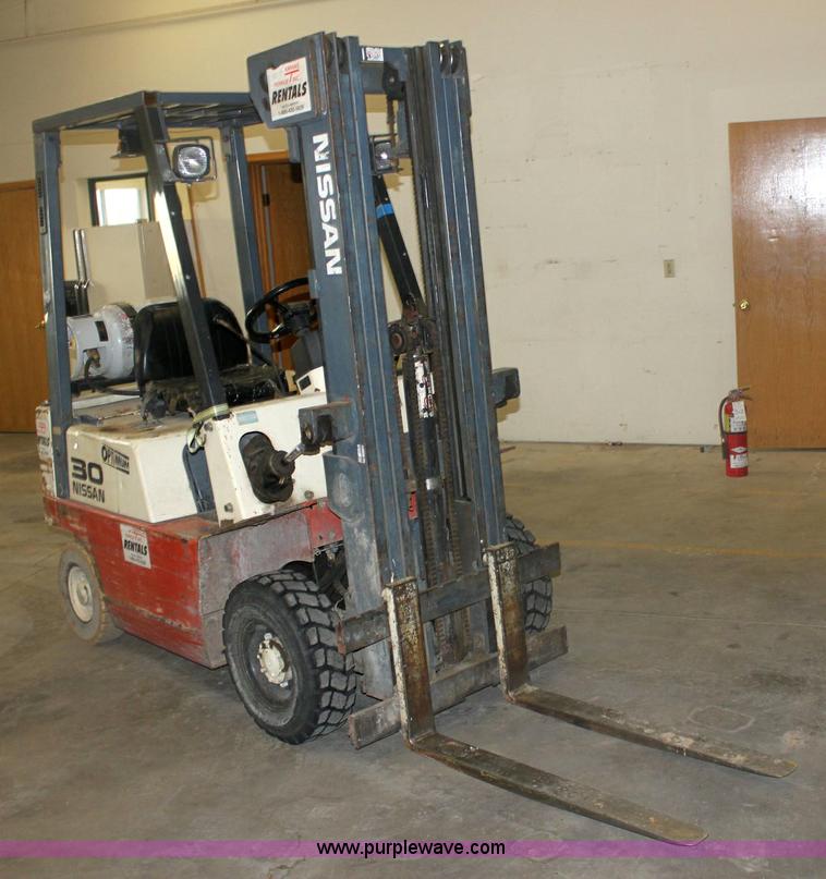 Nissan 30 forklift - 6277