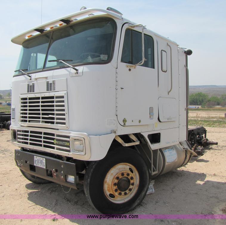 1993 International 9600 semi truck - 3524