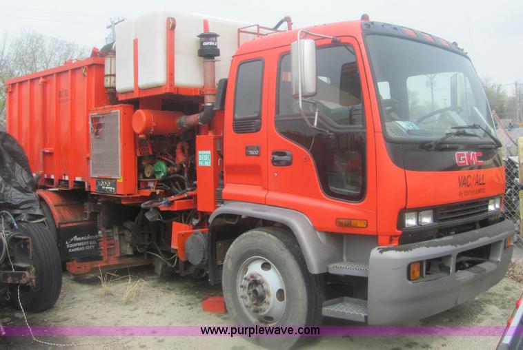 2002 GMC T7500 street sweeper - 6170