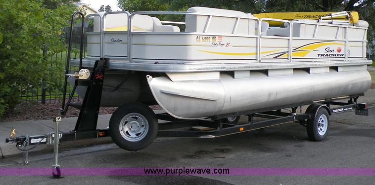 Sun Tracker 21' pontoon boat - A9515
