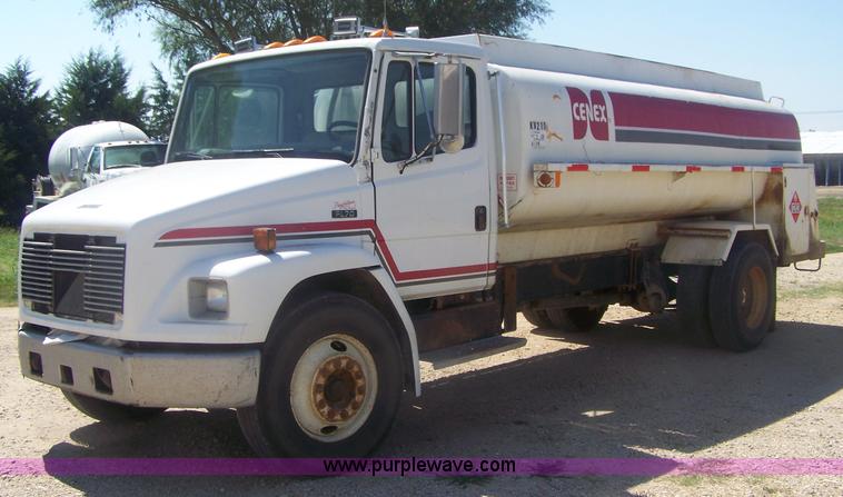1995 Freightliner FL70 fuel tanker truck - D8505