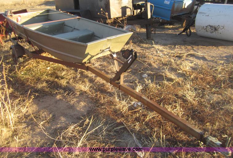 Lowe 10' flat bottom aluminum boat - B3139