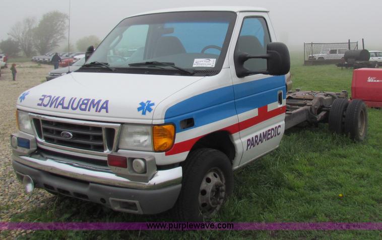 2004 Ford E450 Super Duty ambulance cab and chassis - B7217