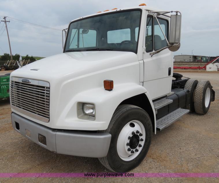 1999 Freightliner FL80 semi truck - B2279