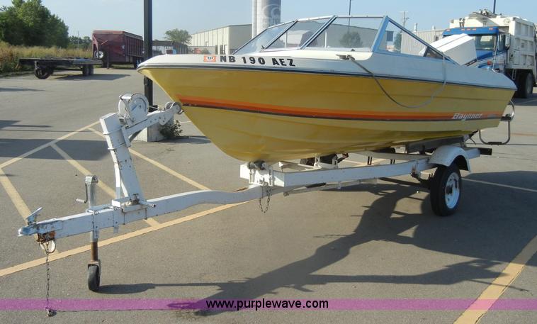 1985 Bayliner 15' boat with trailer - D4343