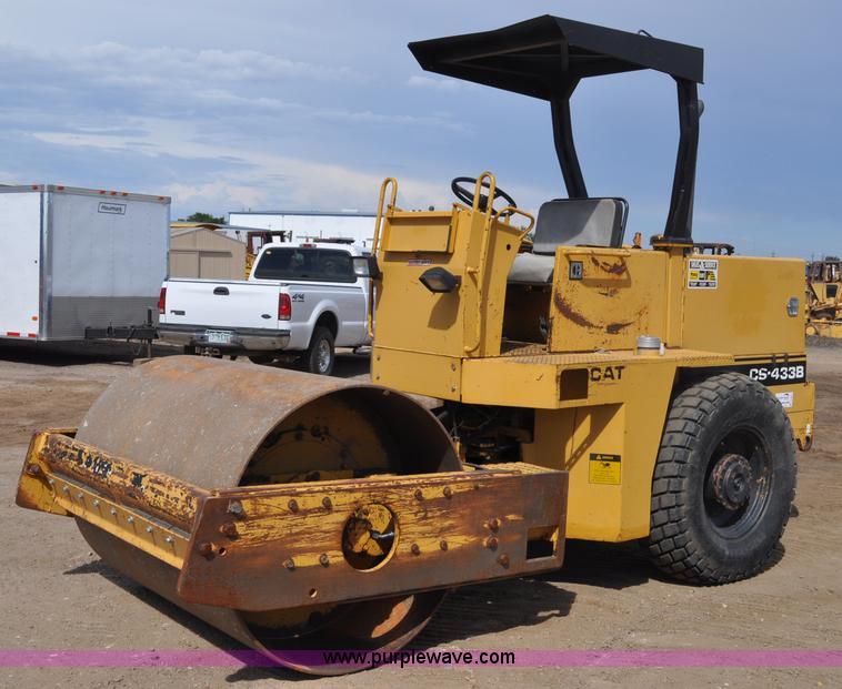 1990 Caterpillar 433B vibratory roller - A5972