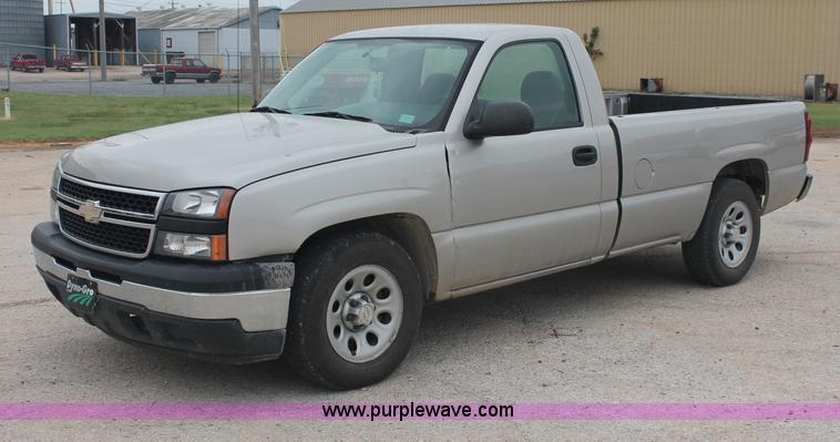 2007 Chevrolet Silverado 1500 LS Classic pickup truck - C2675