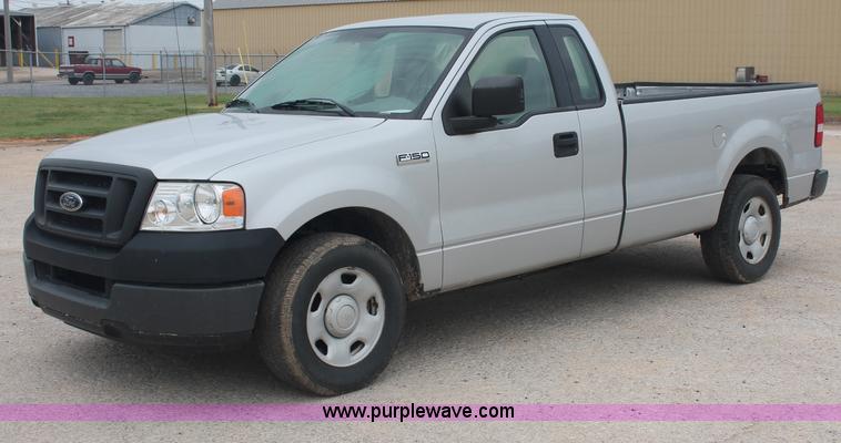 2005 Ford F150 XL pickup truck - C2677