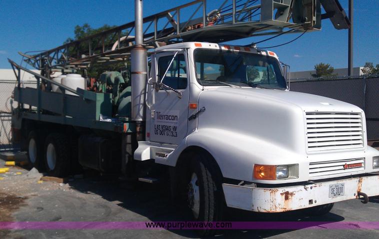 1991 International Navistar 8300 drill rig truck - B1460