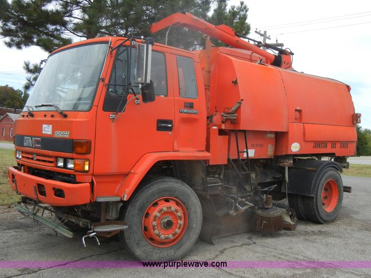 1992 GMC Johnston 600 street sweeper - D4398