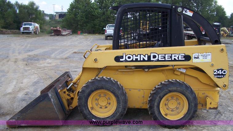 2003 John Deere 240 Series II skid steer - F7501