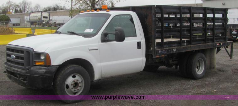 2005 Ford F350 XL Super Duty flatbed pickup truck - C2934