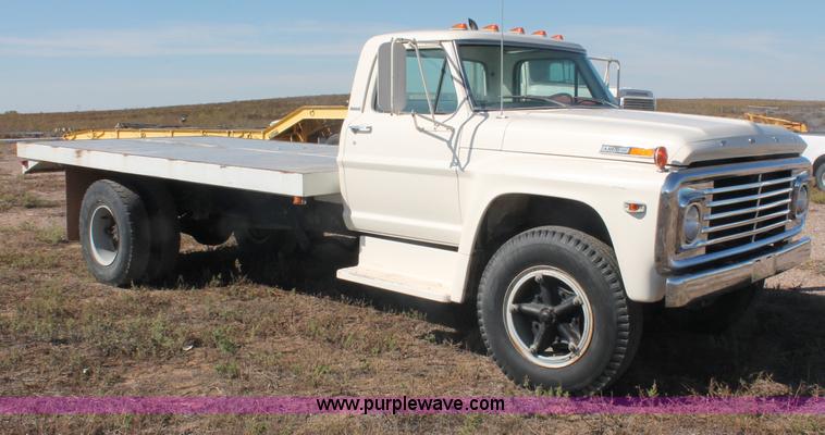 1969 Ford 600 flatbed truck - F6136
