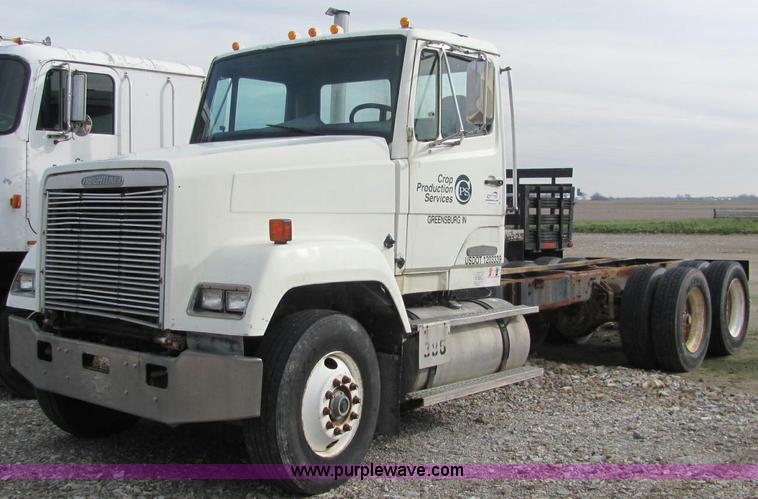 1987 Freightliner FLC112 cab and chassis - C2973