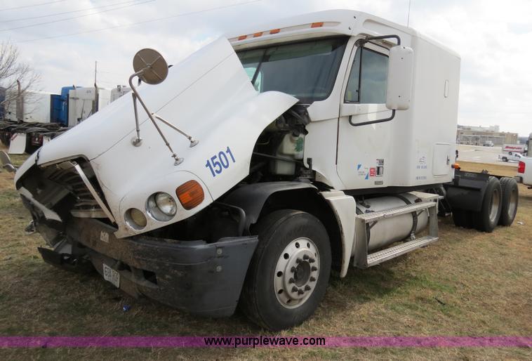 1998 Freightliner C120 semi truck - B4580