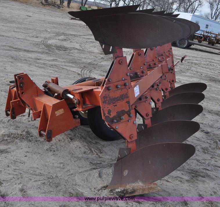Massey Fergusen 570 five bottom rollover plow - C3391