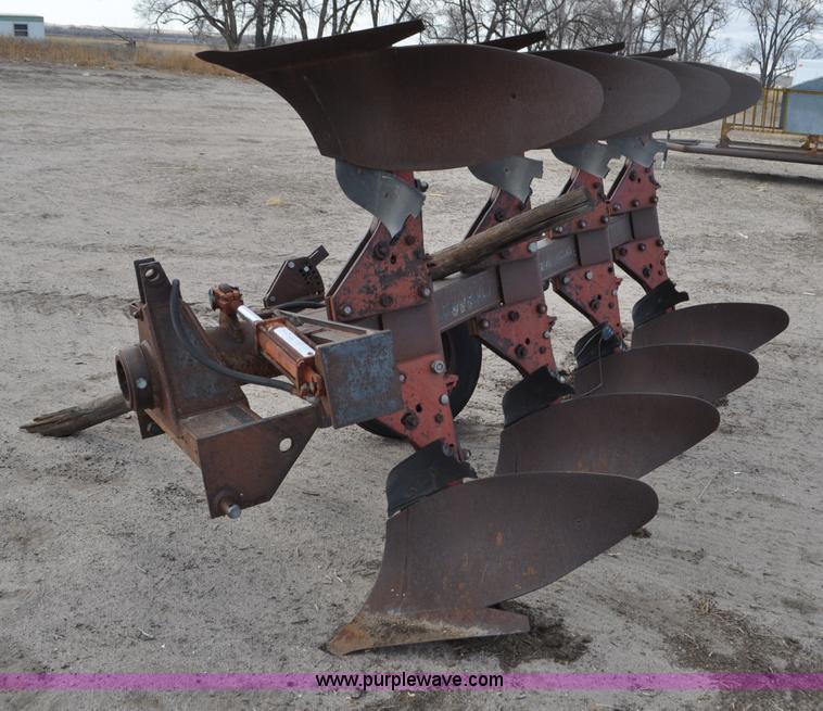 International 140 four bottom rollover plow - C3392