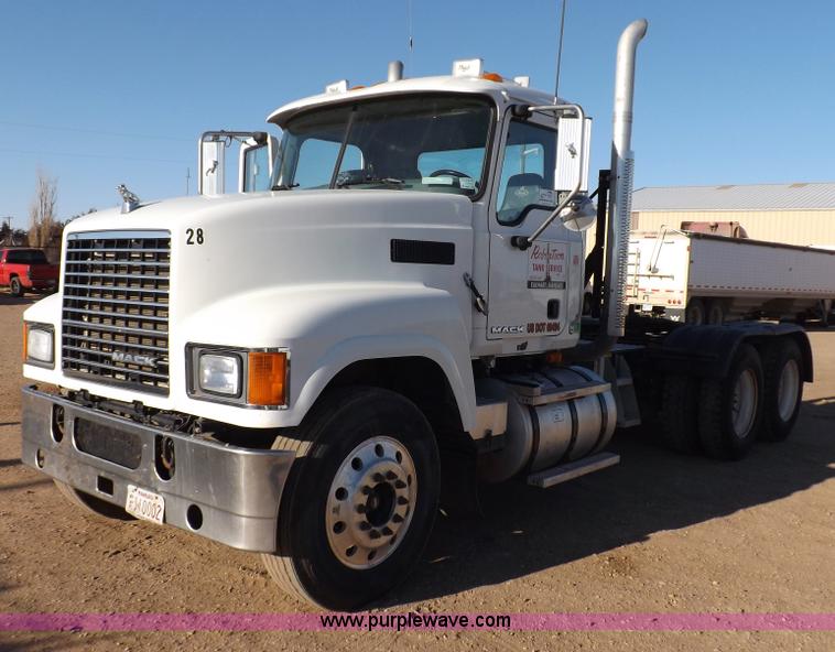 2008 Mack Pinnacle semi truck - F6418