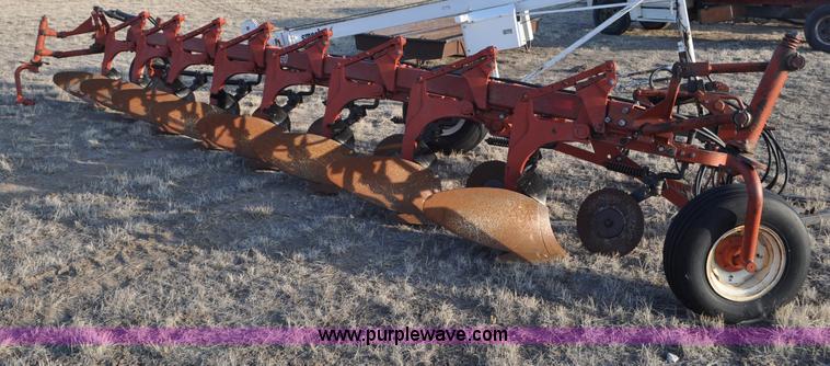 International 700 one way plow - C3431