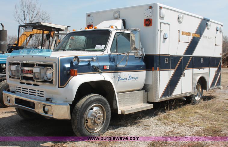 1989 GMC TopKick 7000 EMS building maintenance truck - E3335