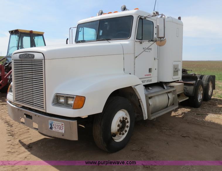 1990 Freightliner FLD120 semi truck - B4724