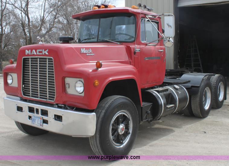 1987 Mack R686ST semi truck - AA9134