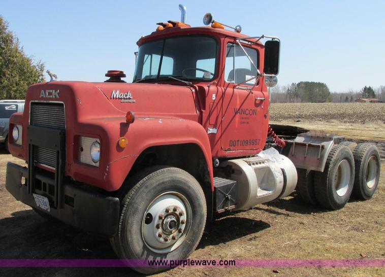 1985 Mack R686ST semi truck - E5124