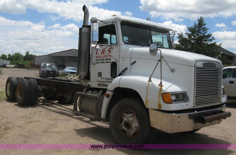 1993 Freightliner FLC truck cab and chassis - D8358