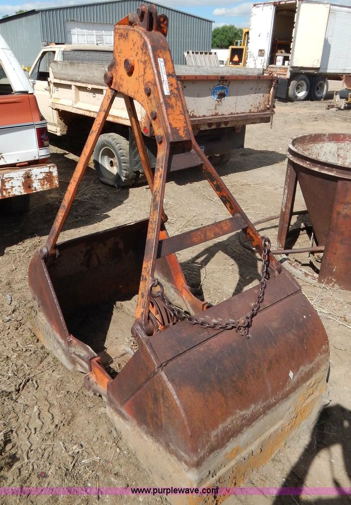 33"W clamshell bucket - AA9768