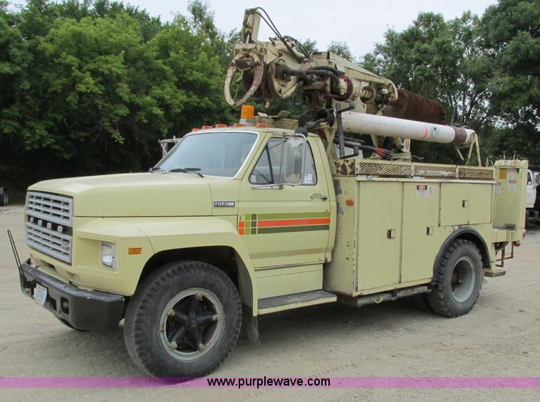 1982 Ford F700 digger derrick truck - G8992