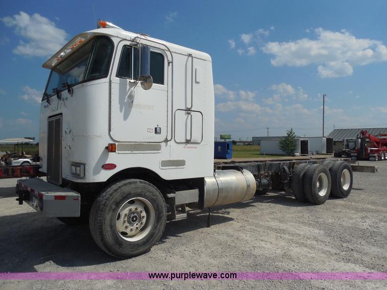 1995 Peterbilt 362 semi truck - E7700