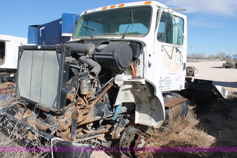 1996 International 8200 semi truck - C3635