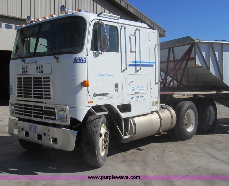 1996 International 9600 semi truck - I7207