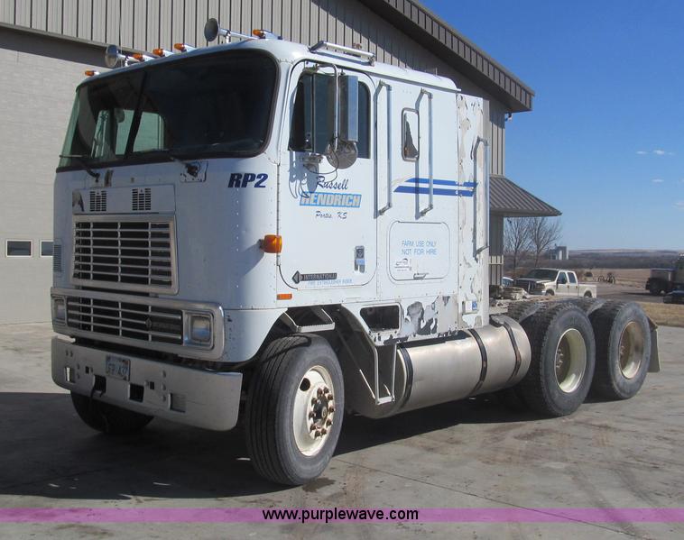 1996 International 9600 semi truck - I7209