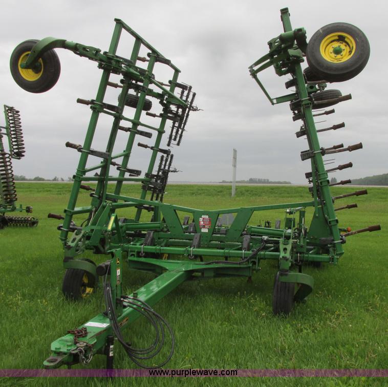 2007 John Deere 2410 chisel plow - A8703