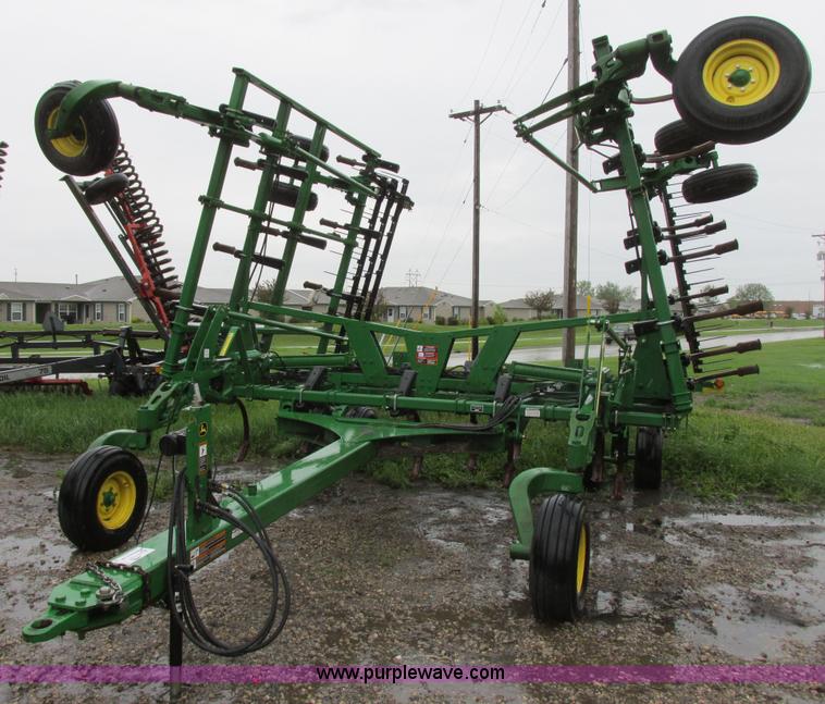 2007 John Deere 2410 chisel plow - A8708