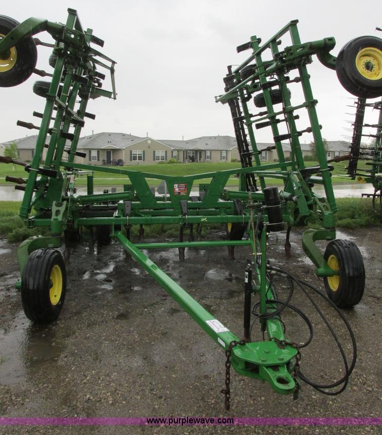 2004 John Deere 2410 folding chisel plow - A8715