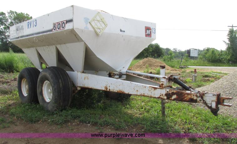 Willmar 600 dry fertilizer spreader - AN9046