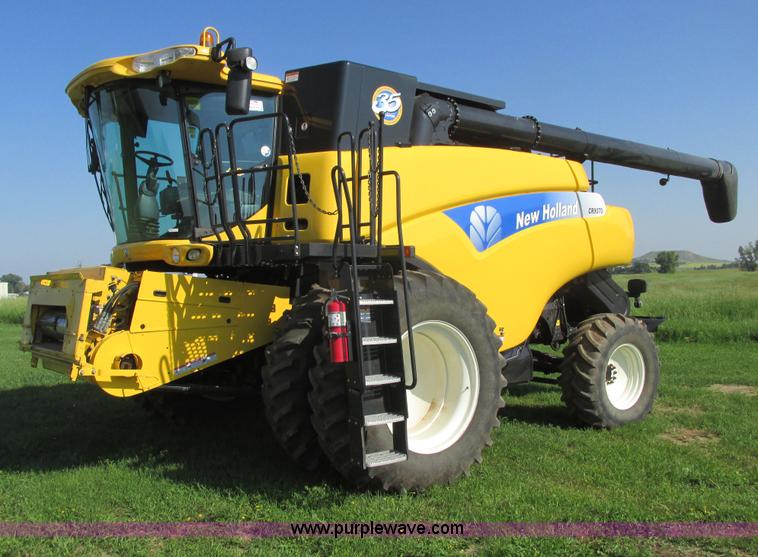 2010 New Holland CR9070 combine - A8728