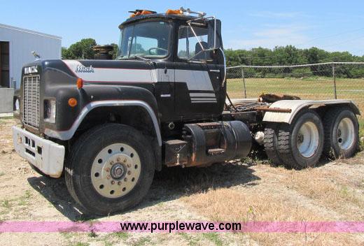 1984 Mack R686ST semi truck - AC9364