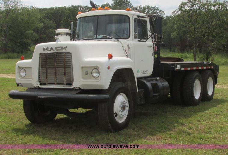 1981 Mack R686ST semi truck - J2468